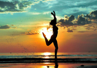 360推广智能短语匹配的定义是什么?360信息流投放水杯成本有多少？