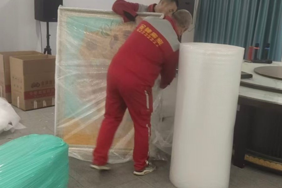 雁塔区小型搬家现场,师傅用金杯车搬运公寓物品