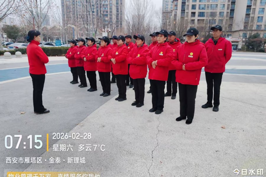 外墙清洗团队使用专业高压设备作业