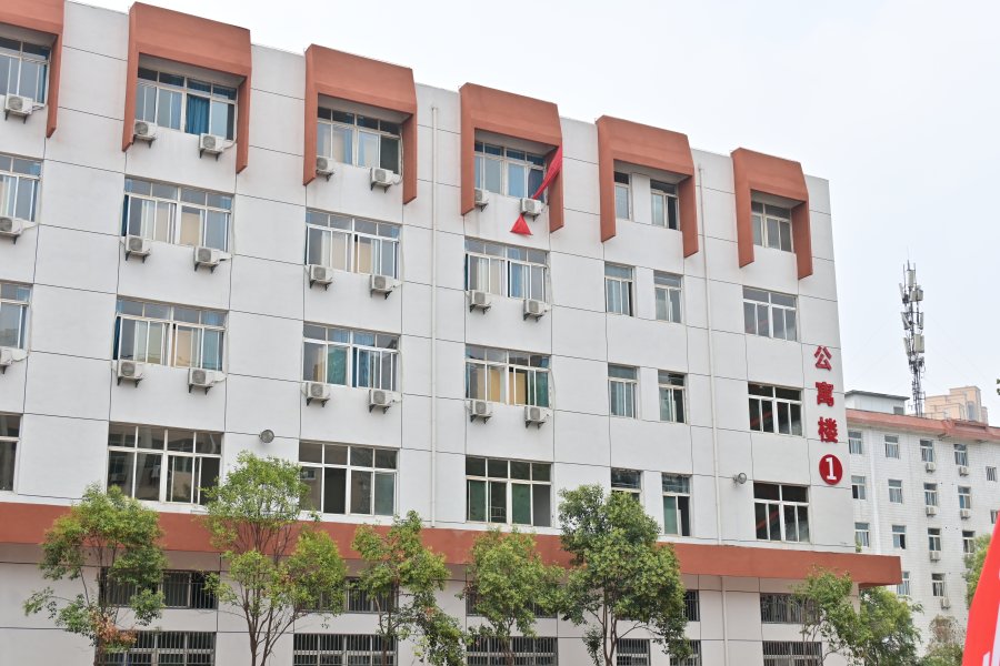 西安中考复读学生课堂场景