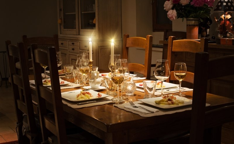 facebook跑餐具系列返点多少？facebook广告投放案例有哪些​？